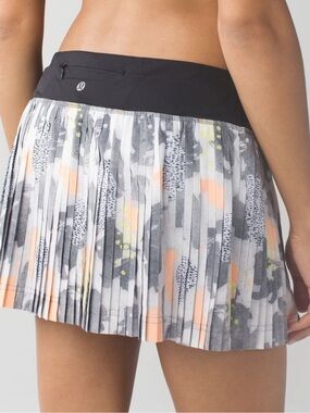 Lululemon Pleat To Street Skirt II in Mini Art Pop White Multi / Black